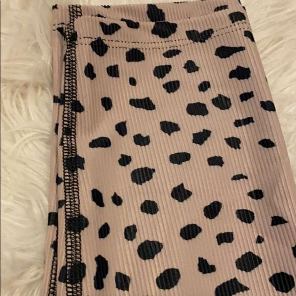 Beach Riot Sport High Waisted Leggings in Tan with Black Animal Spots, Size L - Picture 3 of 7